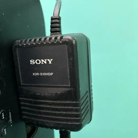 Nice!! Works!! Vtg SONY #XDR-S10HDiP AM/FM HD RADIO with IPOD DOCK (NO REMOTE!!)